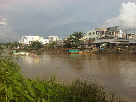 Đoạn sông qua chợ huyện Long Hồ và khu hành chính.