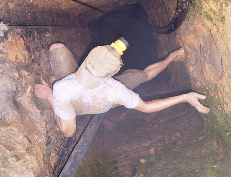 Một phu vàng đang liều mình chui vào hầm vàng ở xã Tam Lãnh, huyện Phú Ninh.