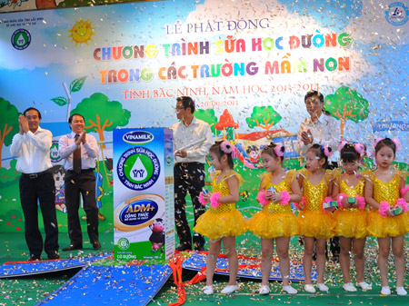 Toàn cảnh buổi lễ phát động Chương trình Sữa học đường giai đoạn (2013 – 2017) tại trường mầm non Hoa Hồng, TP.Bắc Ninh.