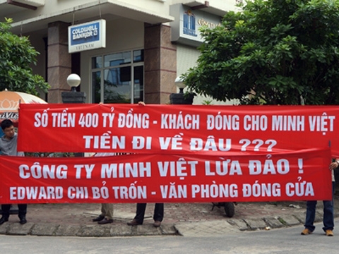 Người dân căng băng rôn tại trụ sở Công ty Minh Việt.
