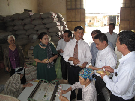 Đoàn thẩm định thăm cơ sở chế biến nông sản của anh Nguyễn Hữu Trung (giữa). 