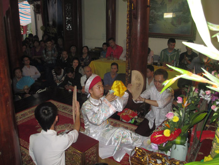 Vòng sơ loại Liên hoan Chầu văn Hà Nội 2013 tại đền Lâm Du (Bồ Đề, Long Biên, Hà Nội).