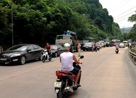 Vụ tai nạn khiến giao thông trên tuyến đường này bị ách tắc kéo dài.