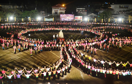 Màn đại xòe cỏ do 2013 người diễn diễu đã xác lập kỷ lục Guiness Việt Nam.