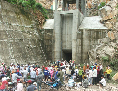 Thân nhân người bị nạn đang vô vọng chờ đợi trước cửa đường hầm.