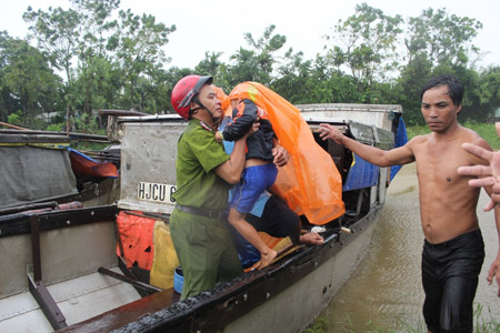 Lực lượng Công an Thừa Thiên-Huế giúp dân chạy bão. 