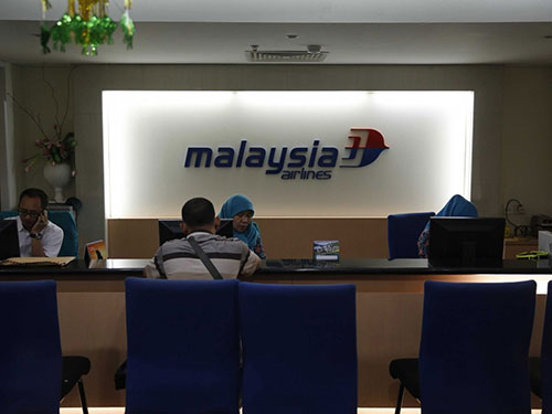 Dư luận cho rằng Malaysia Airlines sẽ gặp rất nhiều khó khăn sau khi chuyến bay MH17 gặp tai nạn kinh hoàng hôm 17-7. Ảnh: REUTERS