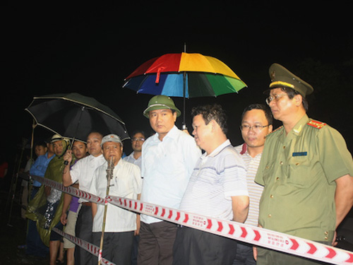 Bộ trưởng Đinh La Thăng (thứ 4 từ phải qua) có mặt tại hiện trường ngay trong đêm 1-9 rạng sáng 2-9 để trực tiếp chỉ đạo công tác cứu hộ, cứu nạn - Ảnh: Báo GTVT