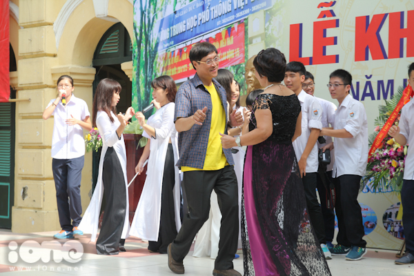 Nhiều học sinh, cô giáo hòa mình cũng điệu nhảy cùng thầy Bình.