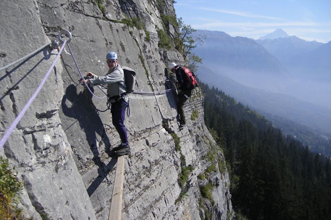 Via Ferrata (Italy và Áo): Tên con đường này nghĩa là “Đường sắt” trong tiếng Ý, chạy qua dãy Alps tuyệt đẹp của Italy và Áo. Ở một số đoạn đường, du khách phải bám vào cáp gắn trên vách núi để vượt qua. Ảnh: Unseentuscany.