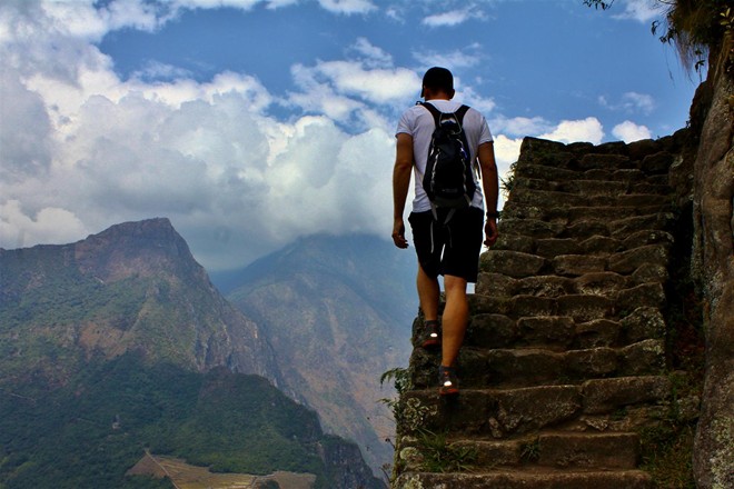 Huayna Picchu (Peru): Ngoài Machu Picchu nổi tiếng, Peru còn có một đỉnh núi khác cao hơn với những di tích không kém phần độc đáo của người Inca. Theo các hướng dẫn viên địa phương, đỉnh Huayna Picchu nằm ở độ cao 2.700 m, hơn Machu Picchu 300 m và là ngọn núi thường xuất hiện phía sau Machu Picchu trong các bức ảnh. Đây là nơi thầy tư tế tối cao và các trinh nữ sinh sống. Đường lên đỉnh có nhiều đoạn trơn và khó đi, do đó ít du khách tới đây. Ảnh: Wegortw.