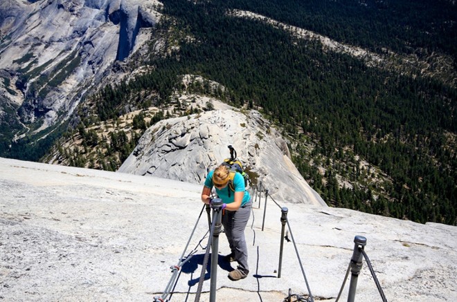 Núi Half Dome (Mỹ): Năm 1875, George G. Anderson là người đầu tiên chinh phục đỉnh núi nổi tiếng là không thể leo nổi này, bằng cách khoan gắn các móc sắt vào đá. Ngày nay, đây là điểm đến yêu thích của những người mê leo núi và mạo hiểm. Ảnh: travelpandaz.