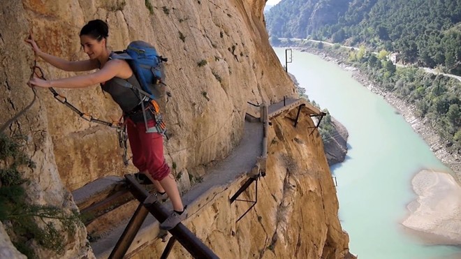 El Caminito del Rey (Tây Ban Nha): Con đường nhỏ hẹp men theo vách núi dựng đứng này đã từng bị đóng cửa vào năm 1999 - 2000 do nhiều vụ tai nạn chết người. Tuy nhiên, sau đó đường đã được sửa chữa và mở cửa đón khách trở lại. Ảnh: Thrillseekersanonymous.