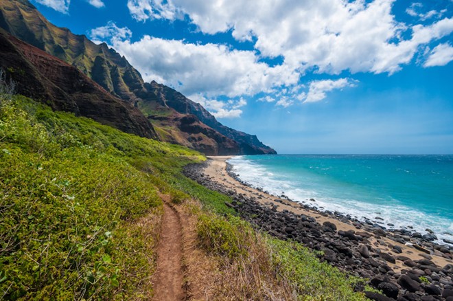 Đường Kalalau (Hawaii): Với chiều dài gần 20 km men theo các vách núi cạnh biển, du khách phải thận trọng trong từng bước chân nếu không muốn rơi xuống bờ đá lởm chởm phía dưới. Ảnh: Trekearth.