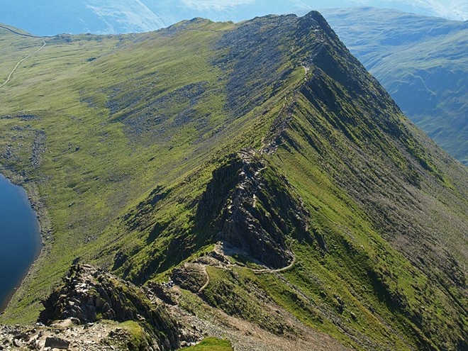 Striding Edge (Anh): Với lối đi hẹp, nhiều đoạn khó tìm chỗ đặt chân, du khách phải dùng đến rìu và giày đinh leo núi để lên tới đỉnh Helvellyn. Ảnh: Stridingedge.