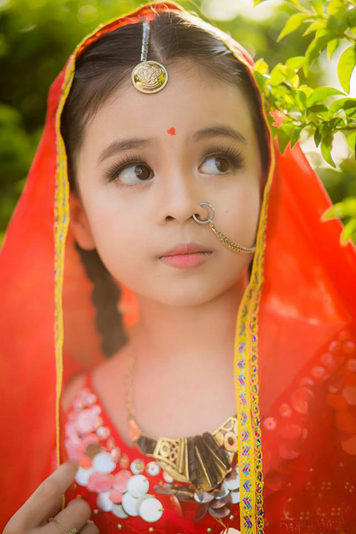 Cô dâu 8 tuổi Việt Nam đang rực rỡ trong ngày cưới của mình. Với trang phục truyền thống đẹp mắt và vẻ đẹp trong trẻo, cô dâu này chắc chắn sẽ đem lại nhiều cảm xúc tuyệt vời cho bạn. Hãy xem bức ảnh này và cùng thưởng thức một ngày lễ tuyệt vời.