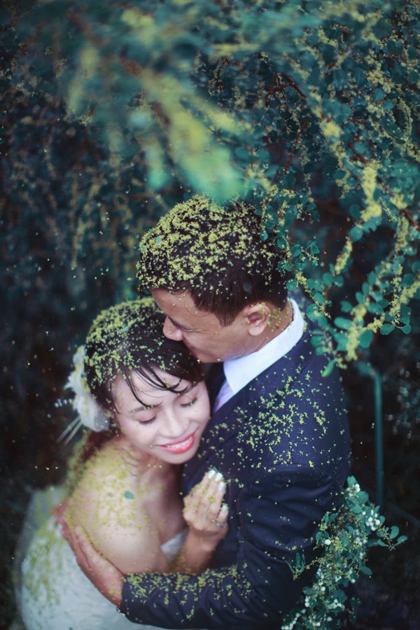 Hãy đón xem bộ ảnh cưới của cặp đôi trong những giọt mưa rơi nhẹ nhàng. Tình cảm ấm áp của họ được ghi lại qua từng khoảnh khắc trong niềm hạnh phúc đích thực.