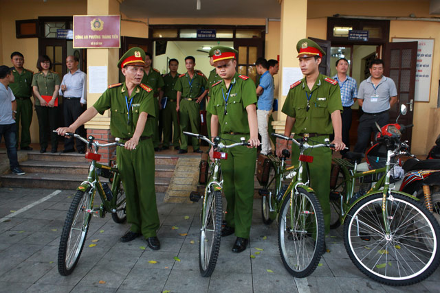Xe đạp công an không chỉ là phương tiện đi lại mà còn là biểu tượng cho sự an toàn và sự phục vụ cho cộng đồng. Để trang bị cho những công tác nghiệp vụ, các Chiến sĩ Công an Việt Nam không ngại khó khăn và luôn chuyên tâm rèn luyện. Hãy xem hình ảnh về xe đạp công an để cảm nhận được niềm tự hào về đội ngũ công an Việt Nam.
