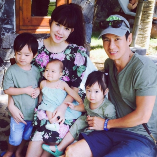 Gia đình sao Việt cũng có những khoảnh khắc hạnh phúc giản đơn giống như mọi người khác. Hình ảnh của các sao Việt với gia đình và con cái sẽ làm bạn cảm thấy ấm lòng và có thêm niềm tin vào hạnh phúc gia đình.