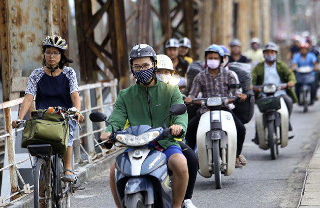 nguoi ha noi mac ao am don gio lanh dau mua hinh anh 1