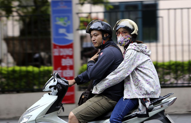 nguoi ha noi mac ao am don gio lanh dau mua hinh anh 2