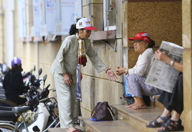 nguoi ha noi mac ao am don gio lanh dau mua hinh anh 5