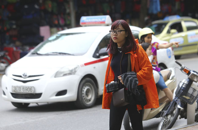 nguoi ha noi mac ao am don gio lanh dau mua hinh anh 6