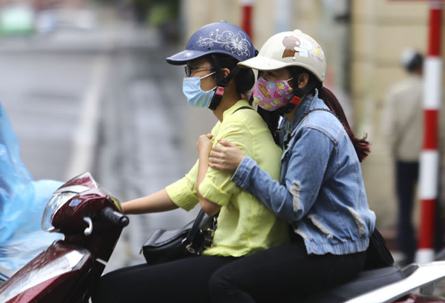 nguoi ha noi mac ao am don gio lanh dau mua hinh anh 8