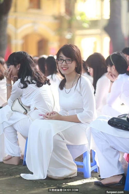 Ao Dai Uniform in Vietnamese Schools