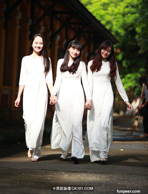 Ao Dai Uniform in Vietnamese Schools