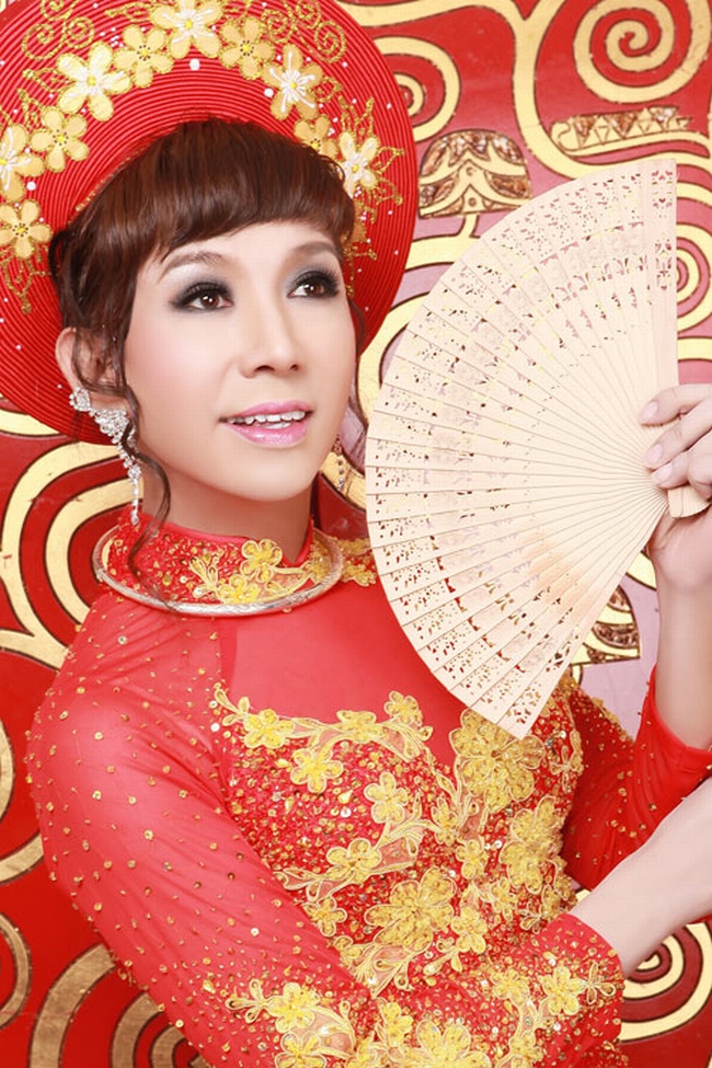 Nam ca sĩ thích mặc áo dài nhất showbiz Việt