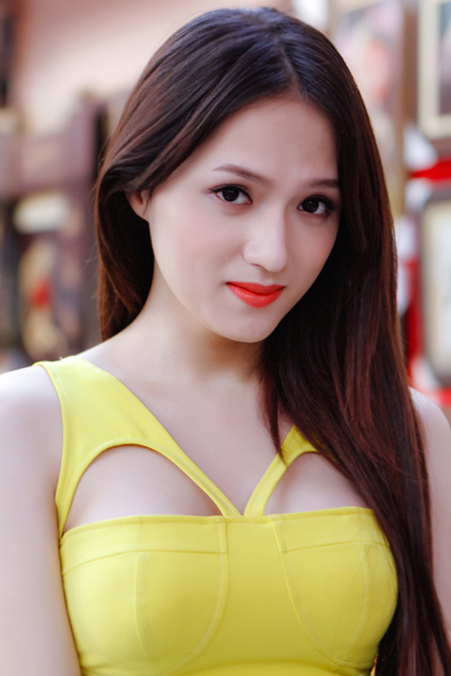 Hương Giang đẹp hơn 2 mỹ nữ chuyển giới hot nhất châu Á?