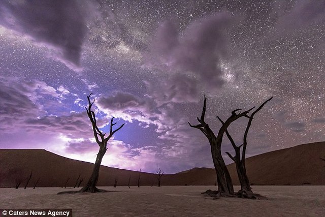 Sa mạc châu Phi: Những cảnh tượng của sa mạc châu Phi đầy ma mị và đầy mê hoặc. Những bức ảnh sa mạc châu Phi có thể đưa bạn vào thế giới hoang dã và cảm giác rộn ràng. Hãy xem thuật nhiếp ảnh gia chụp những cảnh tượng nổi tiếng của sa mạc này để có trải nghiệm mà bạn không bao giờ quên.