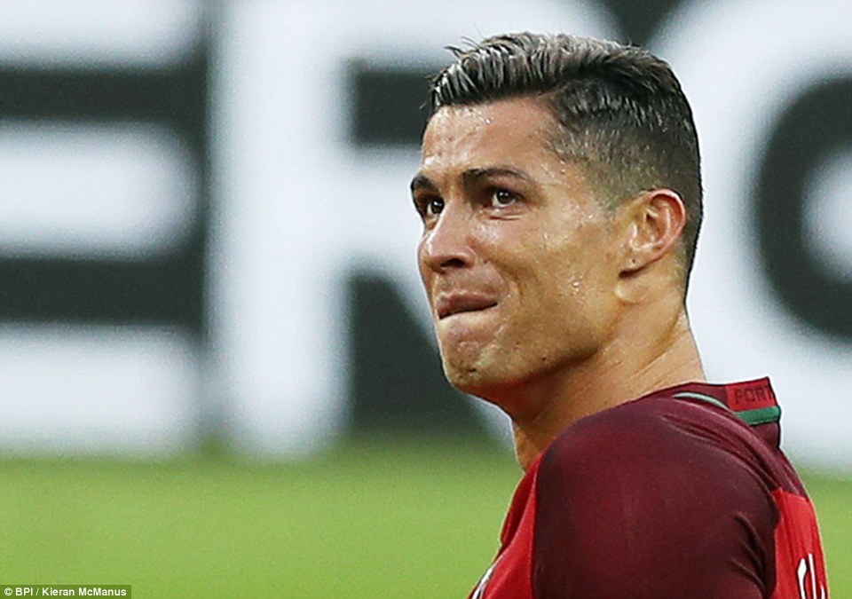 Ronaldo khóc: Ronaldo đã giành được nhiều thành công trong sự nghiệp của mình, nhưng ông cũng là một con người có cảm xúc. Hãy xem ảnh chụp giờ phút Ronaldo khóc để hiểu rõ hơn cảm xúc của anh chàng này.