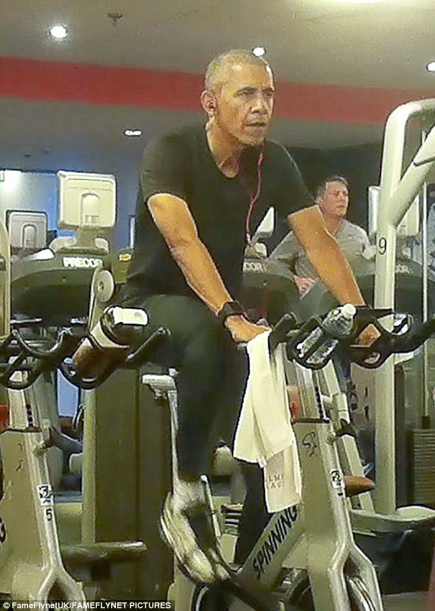 Ảnh chộp Obama đeo tai nghe hồng tập gym ở Ba Lan