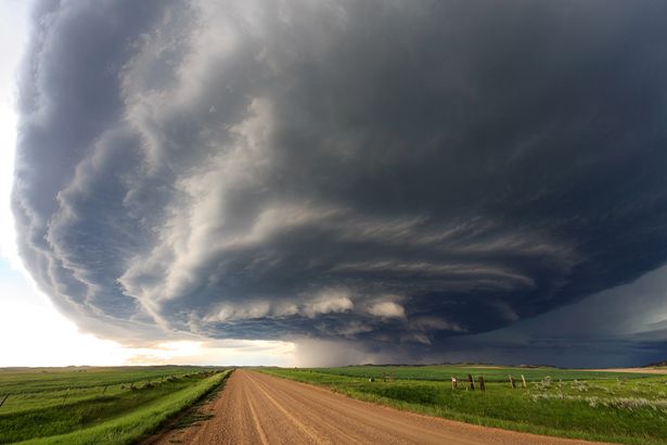 Những đám mây giông khổng lồ nhìn từ chính giữa là một trải nghiệm đáng nhớ. Bức ảnh này vô cùng độc đáo và mang đến cho bạn một cái nhìn mới về những cơn giông quyến rũ của thiên nhiên. Nào, hãy nhìn lên và cảm nhận sức mạnh của đám mây mùa hè.