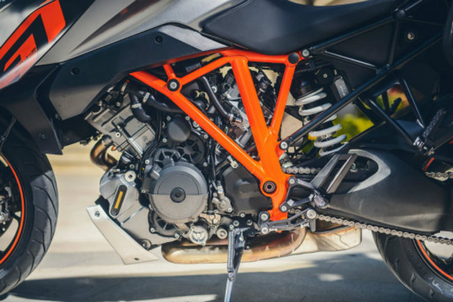 2017 ktm 1290 super duke gt: chien ma duong truong deo dai hinh anh 2