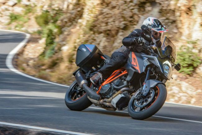 2017 ktm 1290 super duke gt: chien ma duong truong deo dai hinh anh 1