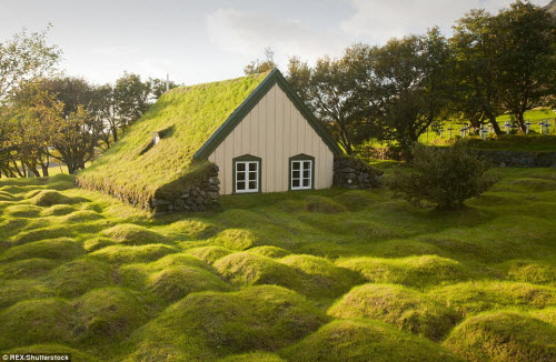 Ngôi nhà mái cỏ Iceland thực sự là một kiệt tác của sự sáng tạo. Với một yếu tố xanh mát, cùng sự kết hợp hài hòa của trang thiết bị hiện đại, ngôi nhà này đem lại một sự độc đáo và mộng mơ như chính đất nước Iceland.
