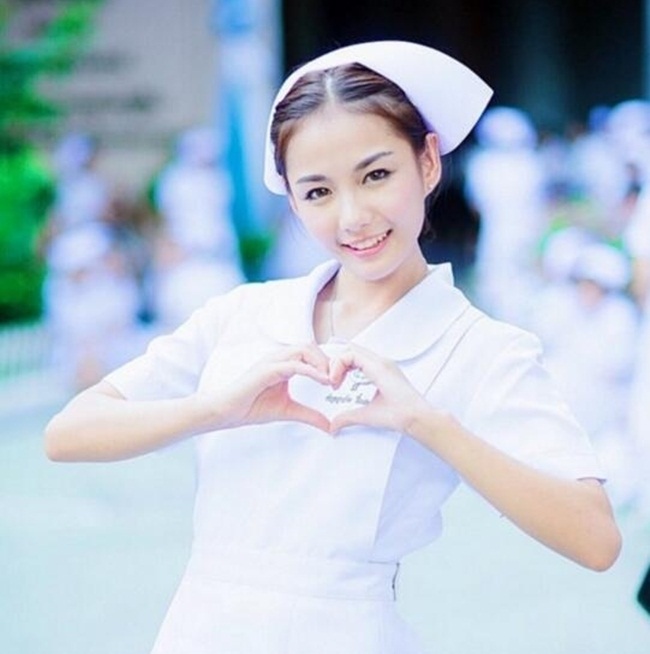 Trong hình ảnh này, y tá Thái Lan xinh đẹp đã chứng minh rằng sự thành công không chỉ đến từ năng lực mà còn từ ngoại hình đẹp. Đôi mắt long lanh, nụ cười tươi cùng với nhan sắc ngời ngời, cô ấy hứa hẹn sẽ làm cho bạn mãn nguyện khi thưởng thức những bức hình này.