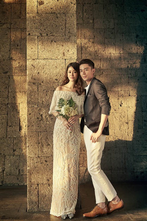 Là một người hâm mộ của Lâm Tâm Như, bạn muốn xem tấm ảnh cưới đẹp như trong mơ của cô nàng sao? Hãy chuẩn bị trái tim vì sự lãng mạn và tình tứ đến ngây ngất khi xem bộ ảnh cưới này thôi!