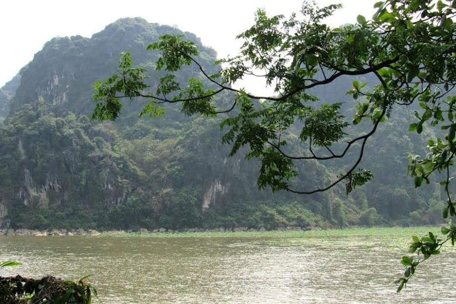 Hồ Quan Sơn là một trong những hồ nước đẹp nhất tại Hà Nội. Cảnh quan xung quanh hồ rất tuyệt vời, cùng với ánh nắng và gió làm cho không khí thật sảng khoái. Nếu bạn muốn cảm nhận hết vẻ đẹp tự nhiên của Hà Nội thì đừng quên đến Hồ Quan Sơn.