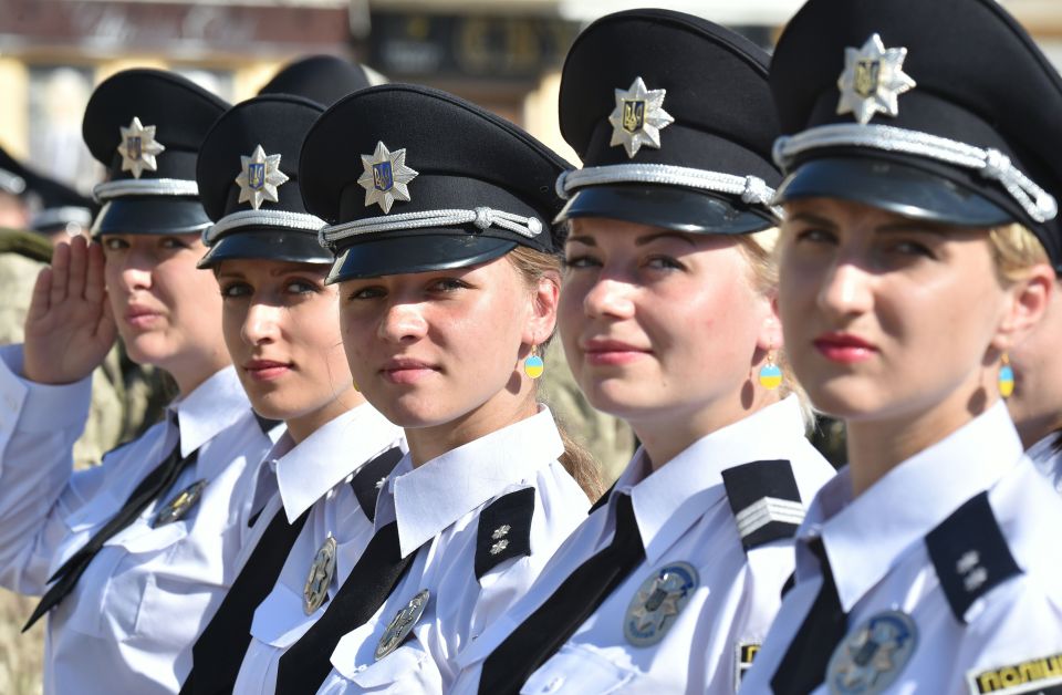 Dàn nữ cảnh sát Ukraine hấp dẫn chụp \
