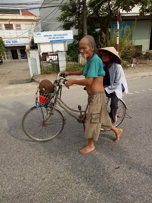 Cụ ông chở cụ bà: Hình ảnh sẽ đưa bạn đến những con đường làng quê với những cặp đôi già trên chiếc xe đạp, tình cảm của họ sẽ làm cho bạn ngưỡng mộ. Cảm giác thoải mái và bình yên sẽ đi kèm với hình ảnh đó. Bạn sẽ thấy được sức mạnh của tình yêu và niềm tin dành cho nhau.