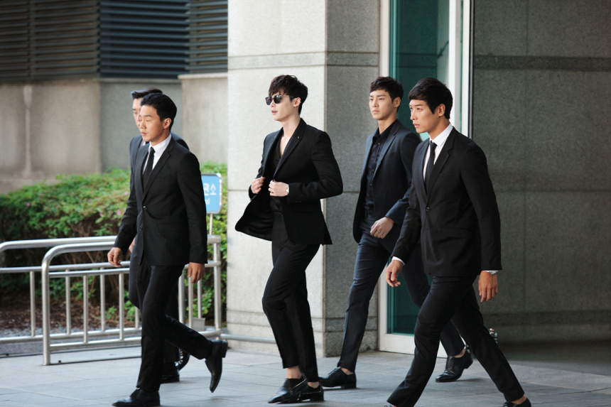 Sao nam Hàn mặc vest đẹp nhất: Hyun Bin nam tính, Gong Yoo lịch lãm