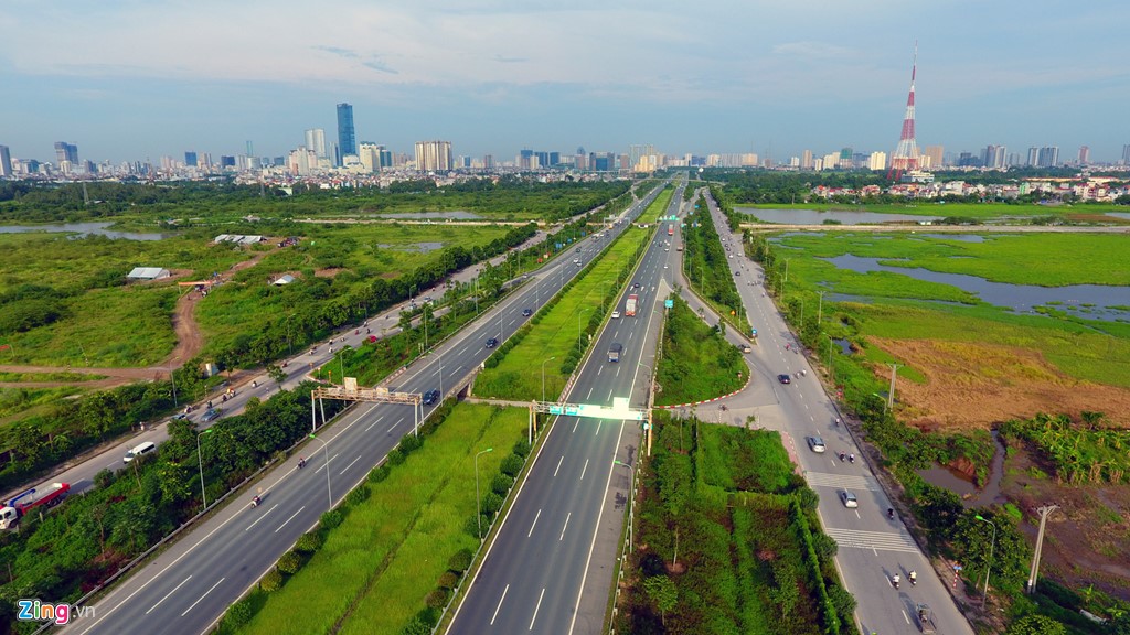 Ảnh: Cỏ dại um tùm suốt 24km đại lộ Thăng Long