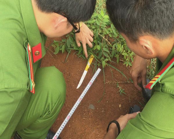 Hung khí là con dao thu giữ tại hiện trường (Ảnh công an cung cấp)