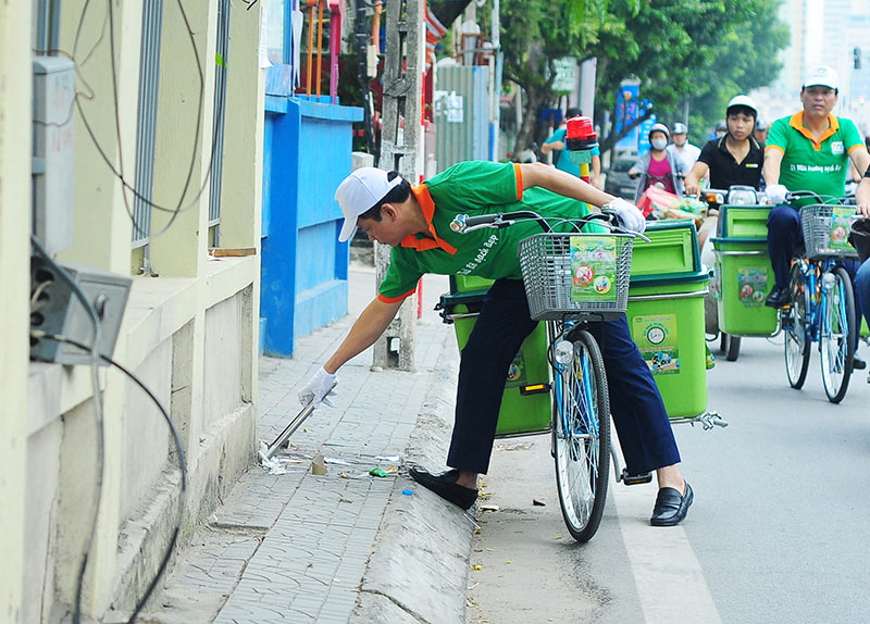 Xe đạp gom rác: Bạn đã bao giờ thấy một chiếc xe đạp có thể giúp giữ cho đường phố sạch sẽ hơn chưa? Hãy xem hình ảnh về chiếc xe đạp gom rác này, nó sẽ khiến bạn cảm thấy suy nghĩ và thực sự muốn chung tay trong việc giữ gìn môi trường xanh sạch ở thành phố của chúng ta!