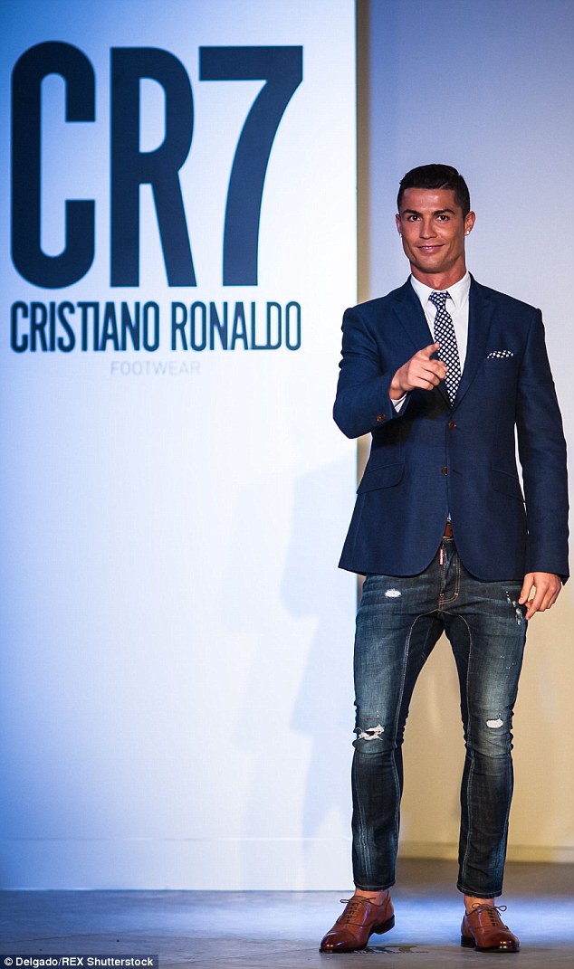 Cristiano Ronaldo  Một trong những chuyên gia mặc Vest