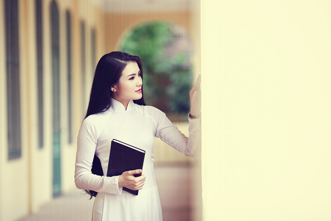 em gai cong vinh mac ao dai nho lai ngay khai giang hinh anh 1